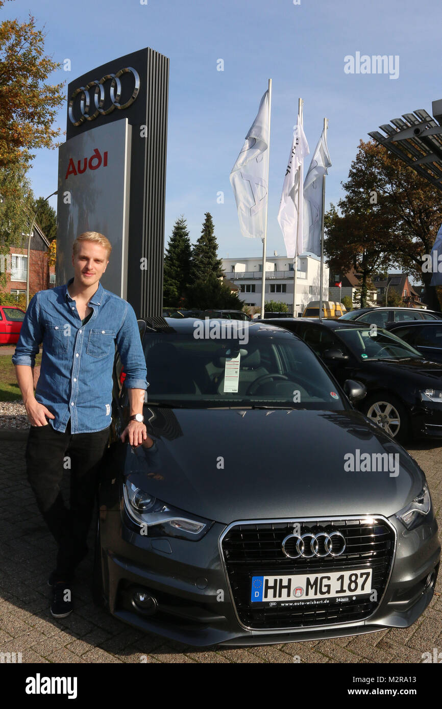 Mario Galla, Audi Uebergabe, Auto Wichert Stockflethweg, 22.10.2013  Ein Topmodel gibt Gas – mit links - Normalerweise steht er auf dem Laufsteg –oder lernt fuer sein Studium: Das Hamburger Topmodel Mario Galla (28J). Im Alltag ist er gern mobil unterwegs, trotz Beinprothese. Kein Problem, Gas geben und Bremsen geht ja mit links – im speziell umgebauten Audi A1, den er sich heute bei Auto Wichert im Stockflethweg abholte. Fuehrerschein hat er schon seitdem er 18 Jahre ist, denn „Auto fahren hat auch etwas mit persönlicher Unabhaengigkeit zu tun“, sagt Mario. „Ein Handicap ist kein Grund auf Mo Stock Photo