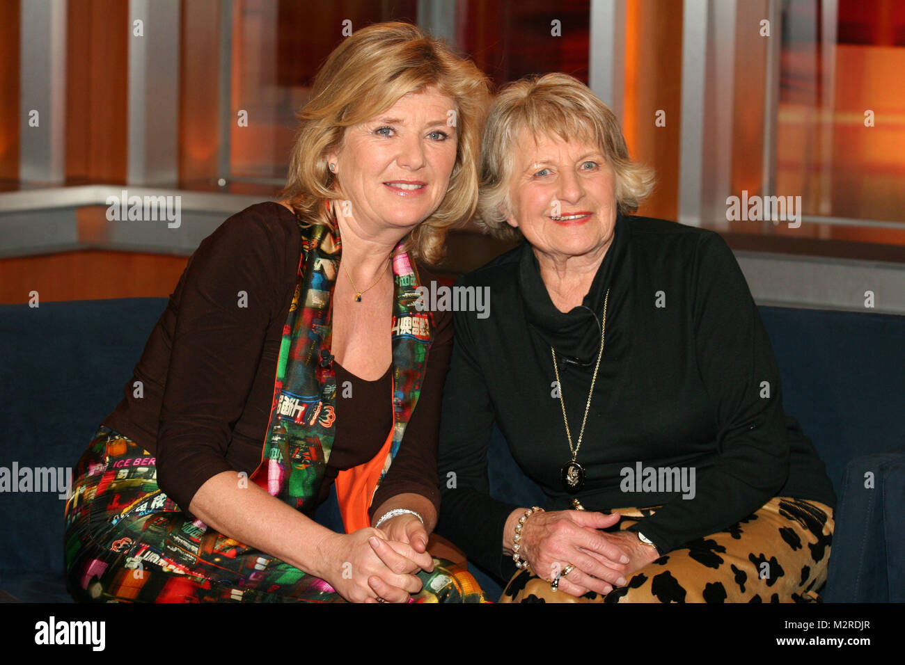 Kerner Talkshow vom 21.03.2006 in Hamburg. Schauspielerin Jutta Speidel (47) ist stolz auf ihre Mutter Gerlinde. Stock Photo