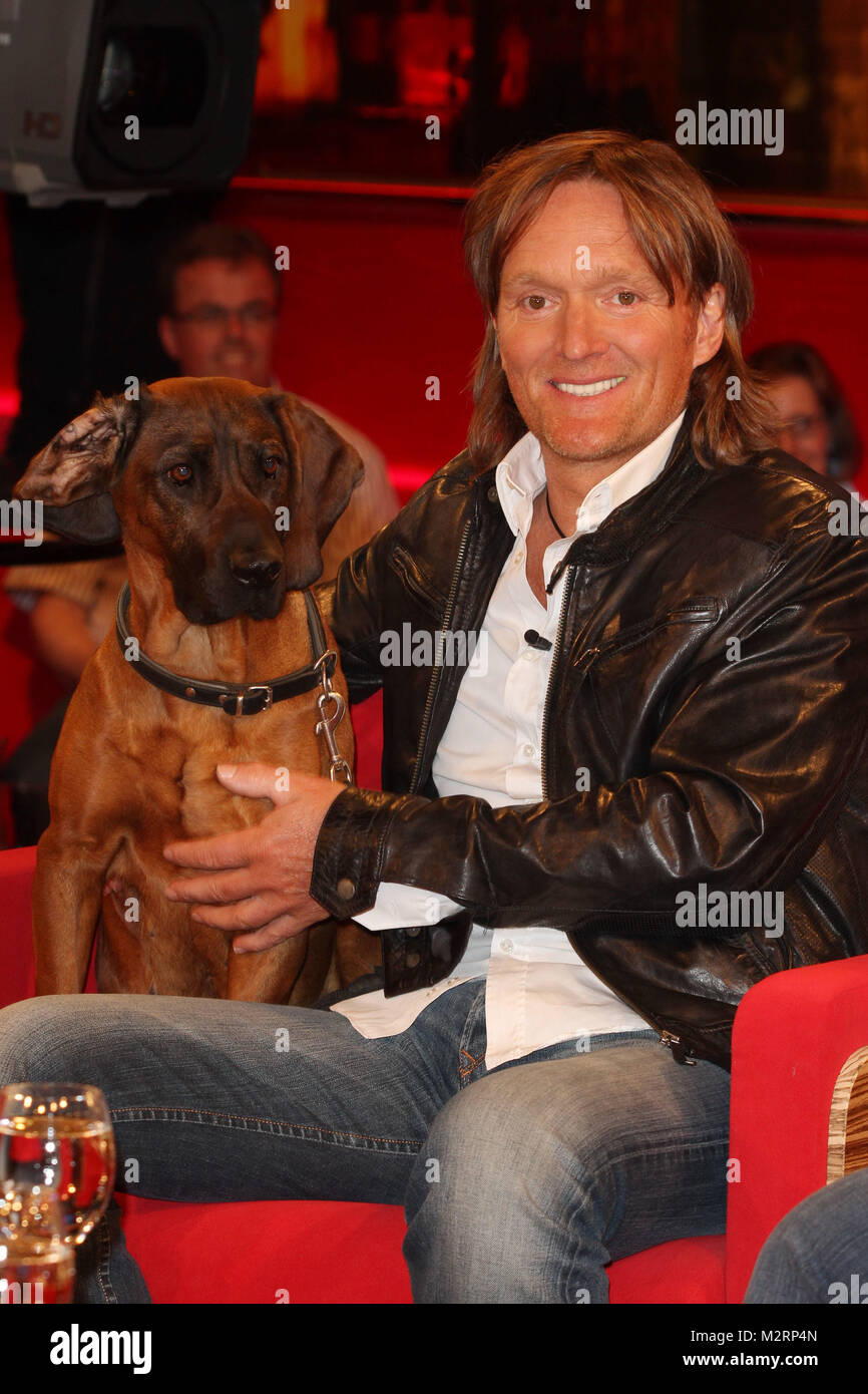 Andreas Kieling (Tierfilmer) mit Hund "Cleo" (ein Hannoverscher  Schweisshund), Aufzeichnung von "Tietjen und Hirschhausen" im Studio Maesse  Hannover, Hannover, 03.05.2013 Stock Photo - Alamy