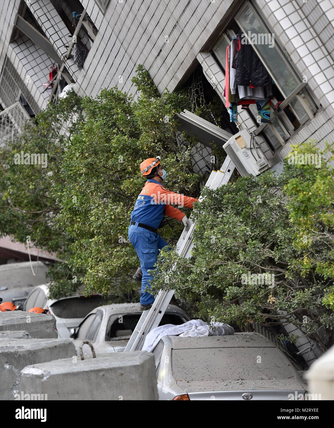 Earthquake damaged building in taiwan hi-res stock photography and ...