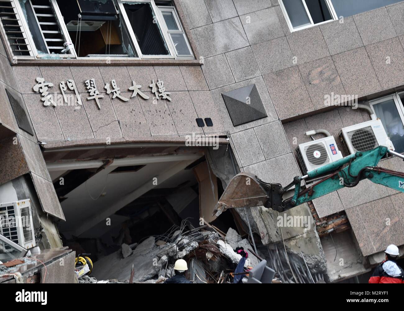 Earthquake damaged building in taiwan hi-res stock photography and ...