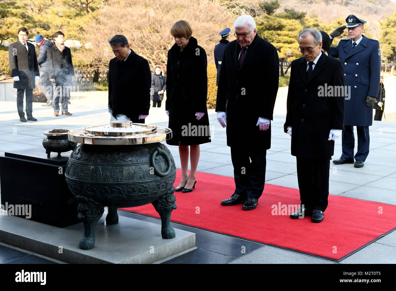 Seoul, South Korea. 08th Feb, 2018. German President Frank-Walter Steinmeier and his wife Elke Buedenbender, along with the director of South Korea's Council of National Monuments, Su-Hyun An, and the monument's director, Gyeong-Sik Heo (L), honouring South Korea's fallen by burning incense in the National Cemetery in Seoul, South Korea, 08 February 2018. Credit: Maurizio Gambarini/dpa/Alamy Live News Stock Photo