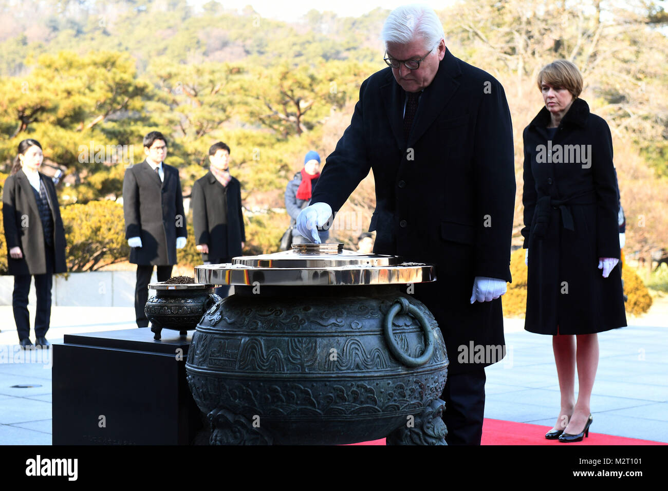 Seoul, South Korea. 08th Feb, 2018. German President Frank-Walter Steinmeier and his wife Elke Buedenbender honouring South Korea's fallen by burning incense in the National Cemetery in Seoul, South Korea, 08 February 2018. Credit: Maurizio Gambarini/dpa/Alamy Live News Stock Photo