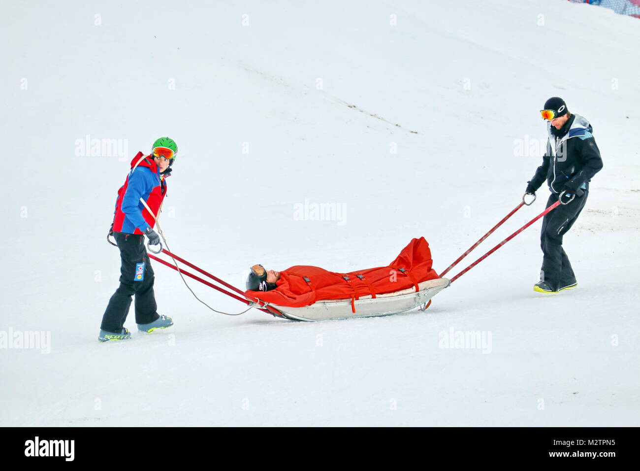 Abtransport: Überschattet wurde der Snowboard-Weltcup vom schweren Sturz des Spaniers Laro Herrero, der hier von der Bergwacht mit dem Akkja abtransportiert wird. FIS Weltcup Snowboard SBX 2016 Feldberg Stock Photo