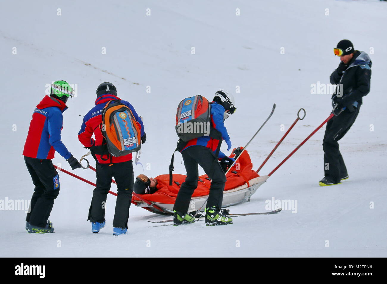 Abtransport: Überschattet wurde der Snowboard-Weltcup vom schweren Sturz des Spaniers Laro Herrero, der hier von der Bergwacht mit dem Akkja abtransportiert wird. FIS Weltcup Snowboard SBX 2016 Feldberg Stock Photo