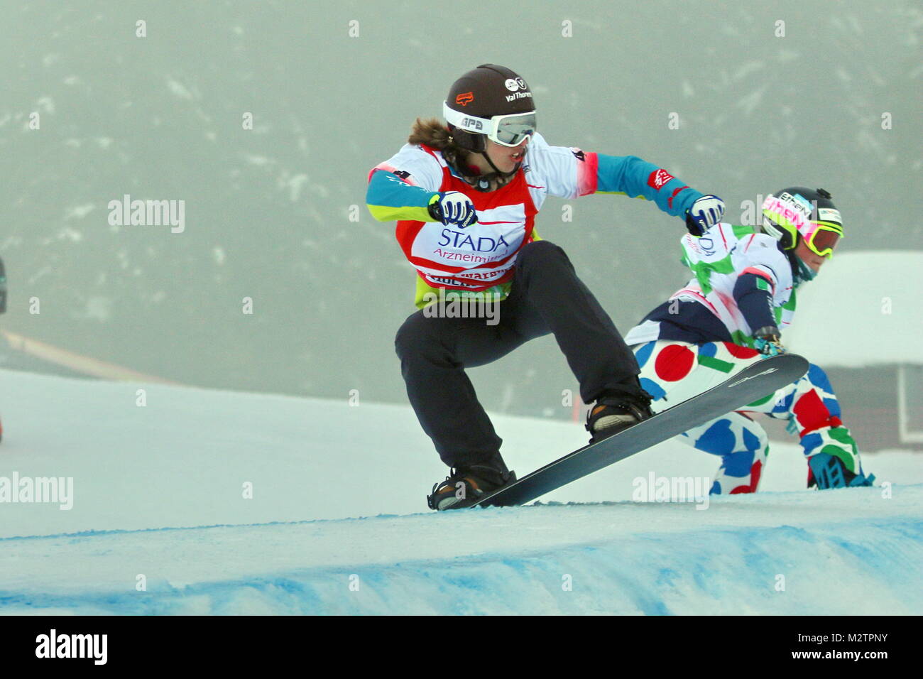 Aktion und coole Sprünge sind beim Snowboardcross beim  FIS Weltcup Snowboard SBX 2016 am Feldberg garantiert Stock Photo