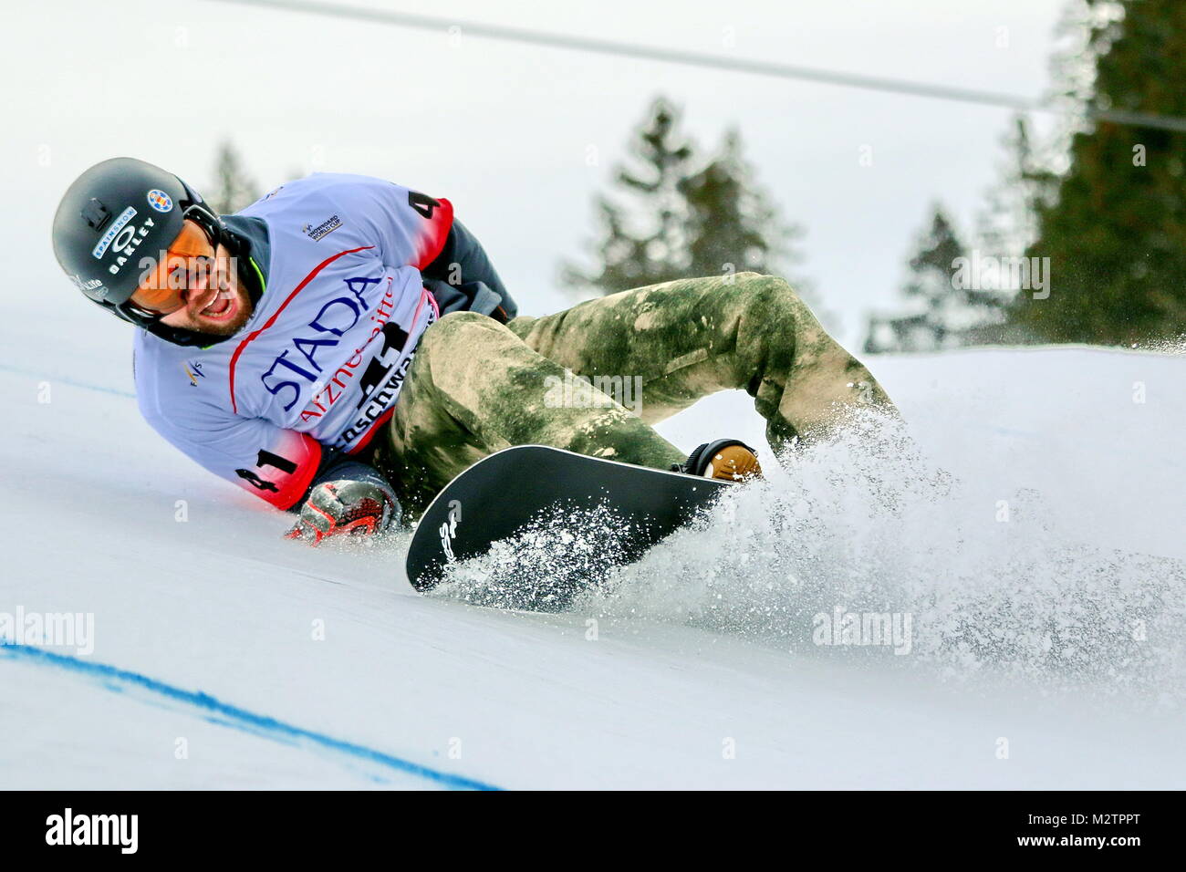 Schwerer Sturz: Überschattet wurde der Snowboard-Weltcup vom schweren Sturz  des Spaniers Laro Herrero, der bei diesem Sprung schwer stürzte und von der  Bergwacht mit dem Rettungsschlitten abtransportiert werden musste - FIS  Weltcup