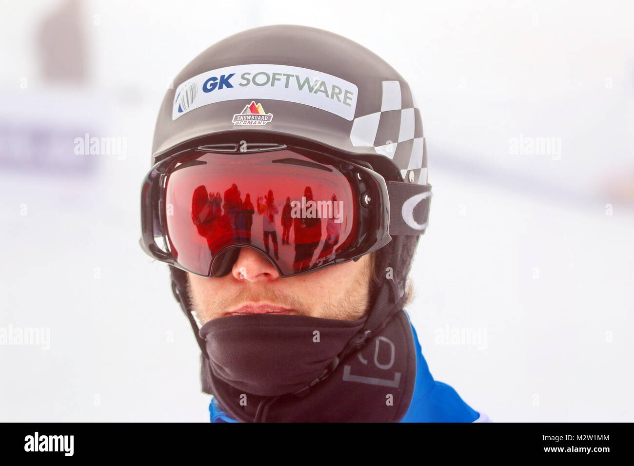 Volle Konzentration vor dem Rennen: Konstantin Schad beim  FIS Weltcup Snowboard SBX 2016 Feldberg Stock Photo