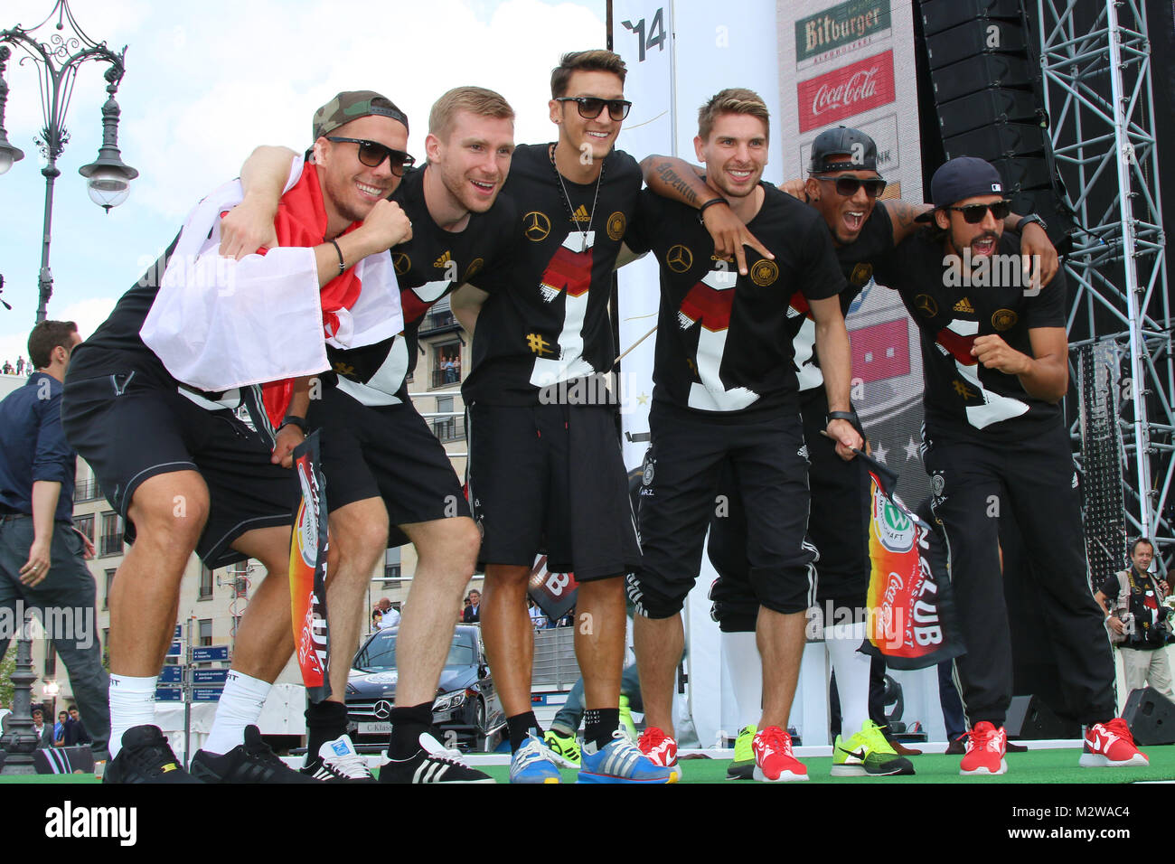 Lukas Podolski, Per Mertesacker, Mesut Oezil, Ron-Robert Zieler, JErome Boateng und Sami Khedira, Empfang der deutschen Fussballmannschaft nach dem Gewinn des Weltmeistertitels auf der Fanmeile in Berlin, Berlin, 15.07.2014 Stock Photo