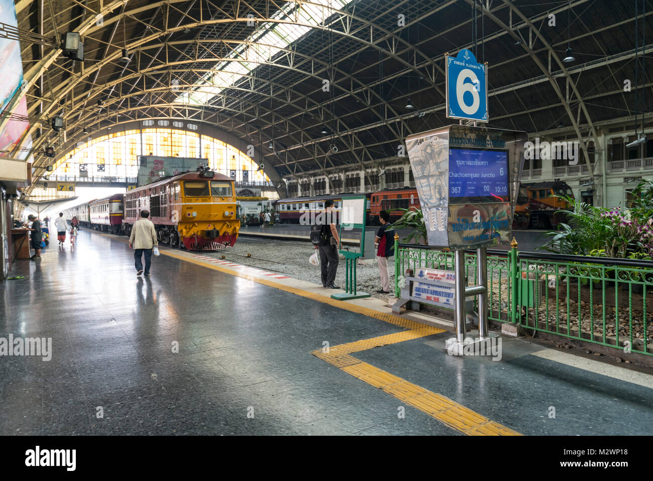the train platforms at the Hualamphong Railway station in Bangkok Stock Photo
