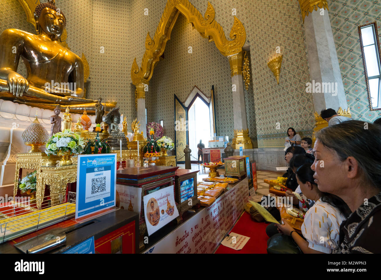 The golden Buddha in Wat Traimit temple in Bangkok, Thailand Stock ...