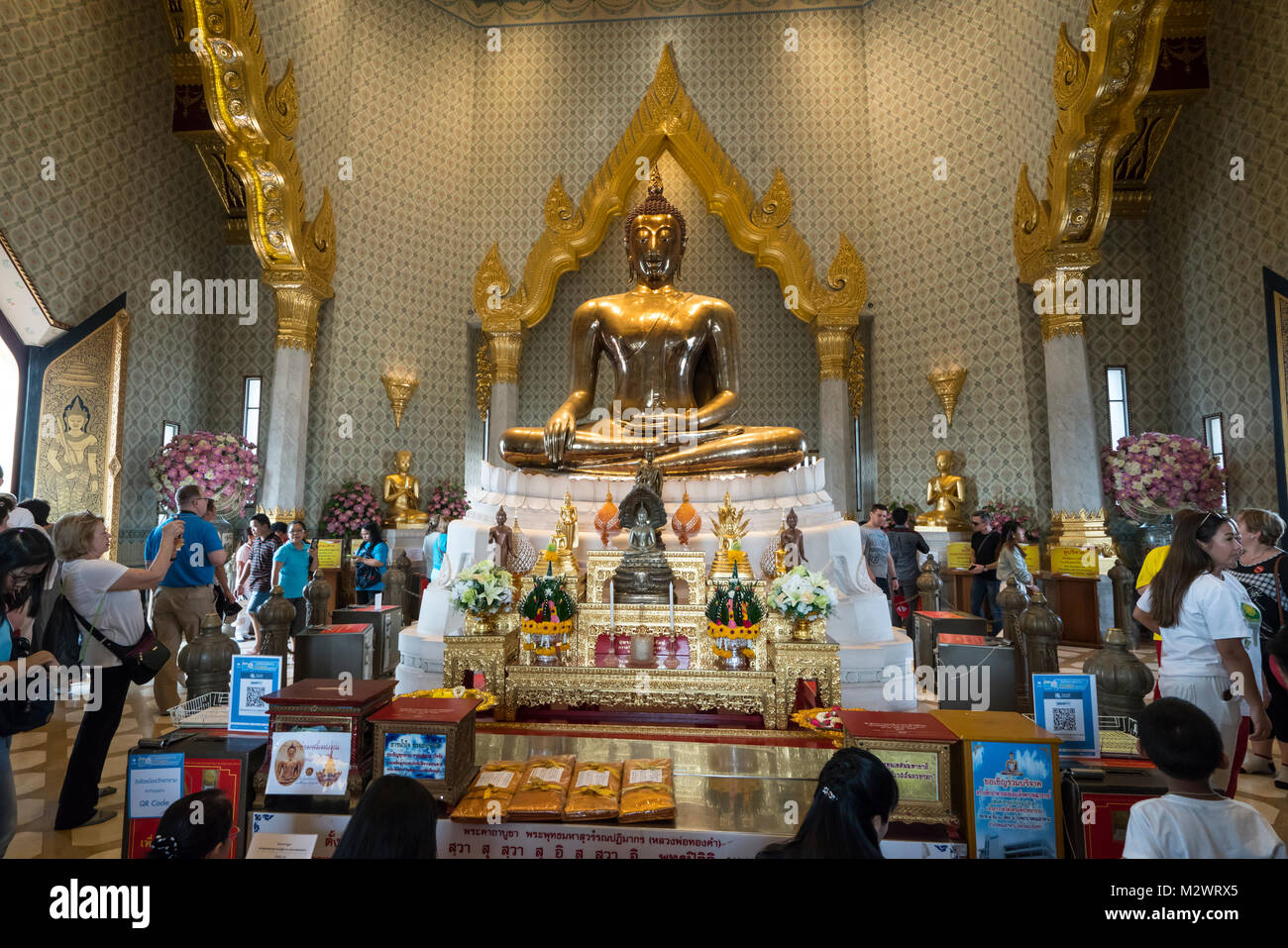 The golden Buddha in Wat Traimit temple in Bangkok, Thailand Stock ...