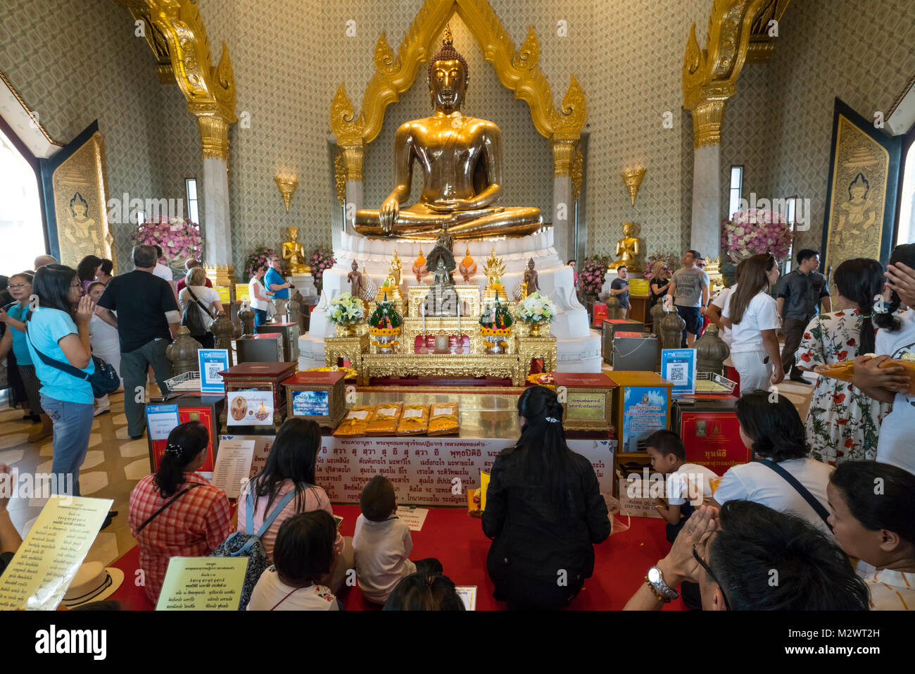 The golden Buddha in Wat Traimit temple in Bangkok, Thailand Stock ...