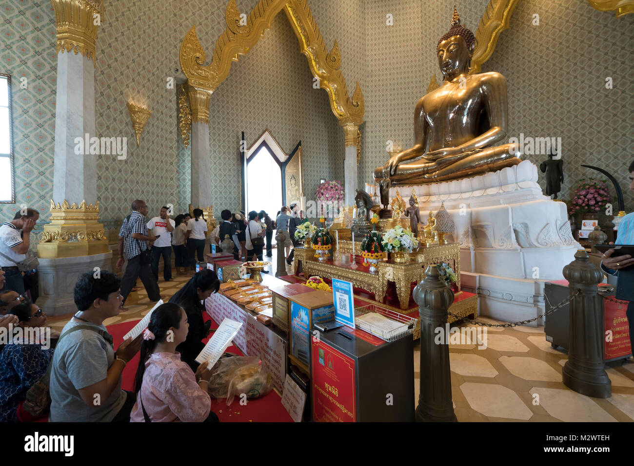 The golden Buddha in Wat Traimit temple in Bangkok, Thailand Stock ...