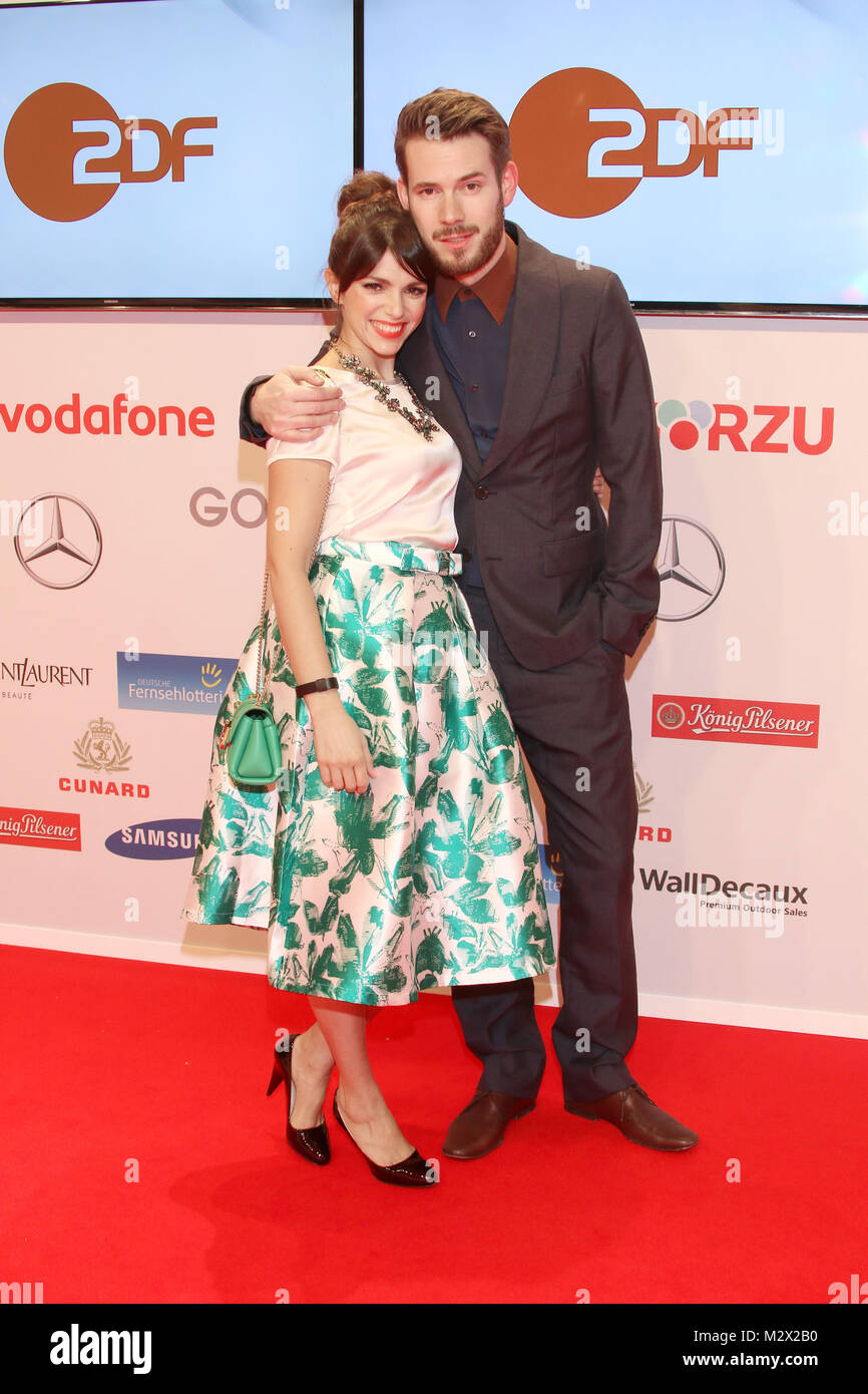 Johannes Strate & Anna Angelina Wolfers, Revolverheld, Goldene Kamera 2015, Red Carpet, Messehallen Hamburg, 27.02.2015 Stock Photo