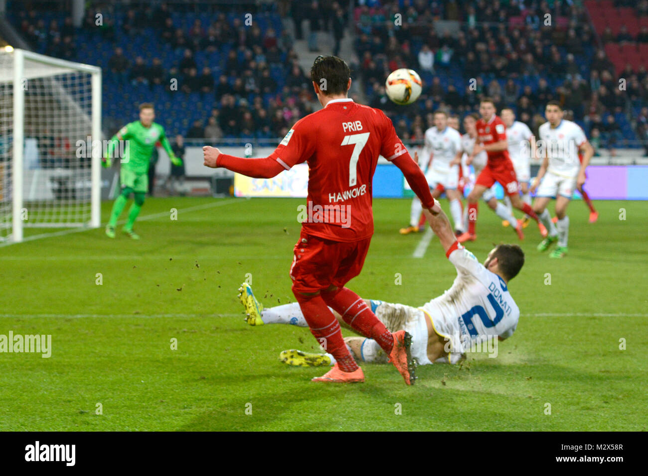 1. Fussball Bundesliga, 20. Spieltag Hannover 96 verliert zuhause gegen den 1. FSV Mainz 05 mit 0:1 in der HDI Arena in Hannover am 06.02.2016  im Bild: Edgar Prib (Hannover 96) setzt sich durch Stock Photo