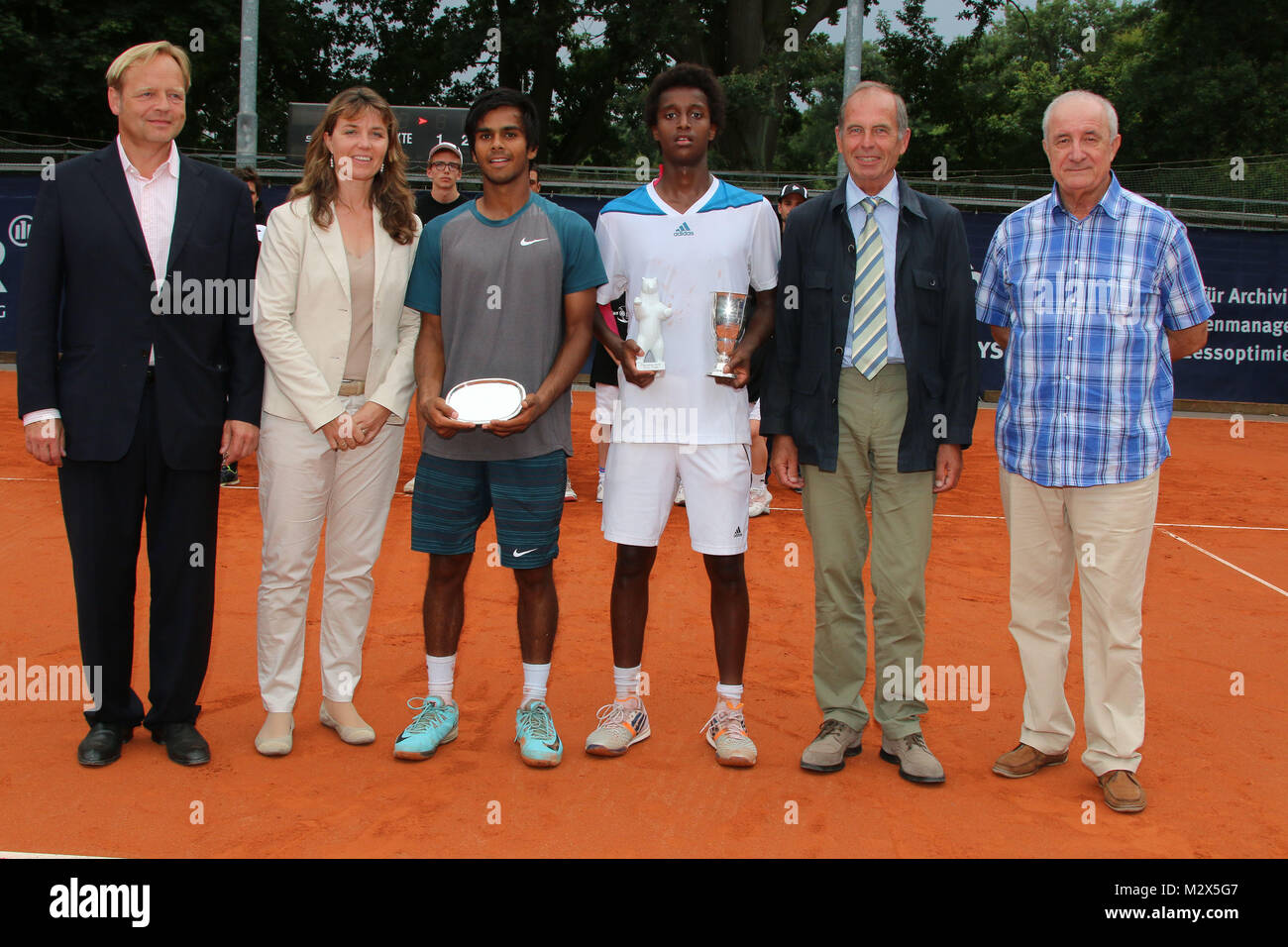 Werner Ellerkmann, Dr. Eva Maria Schneider, Sumit Nagal, Mikael Ymer,  Klaus-Peter Walter, Ion Coman (ITF-Referee), Allianz Kundler German  Juniors, Finaltag, Berlin, 13.07.2014 Stock Photo - Alamy