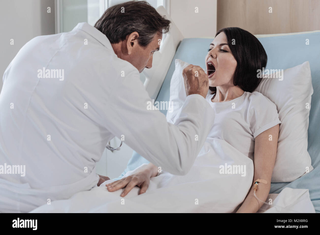 Женщина врач. Он врач она его пациентка. Консультация врача. Врач и пациент. Консультация врача.