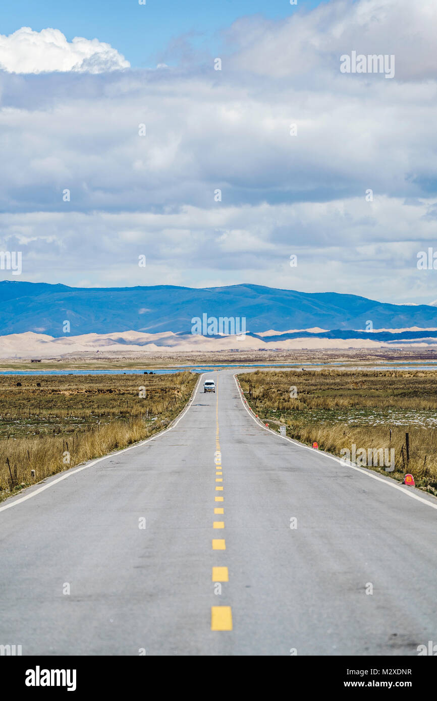 Qinghai Lake highway, Qinghai Province Stock Photo - Alamy