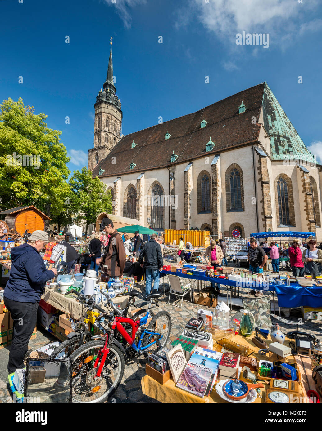 Street fair on Sunday, Dom St Petri (St Peter Cathedral) at Fleischmarkt (Meat Market Square) in Bautzen, Upper Lusatia region of Saxony, Germany Stock Photo