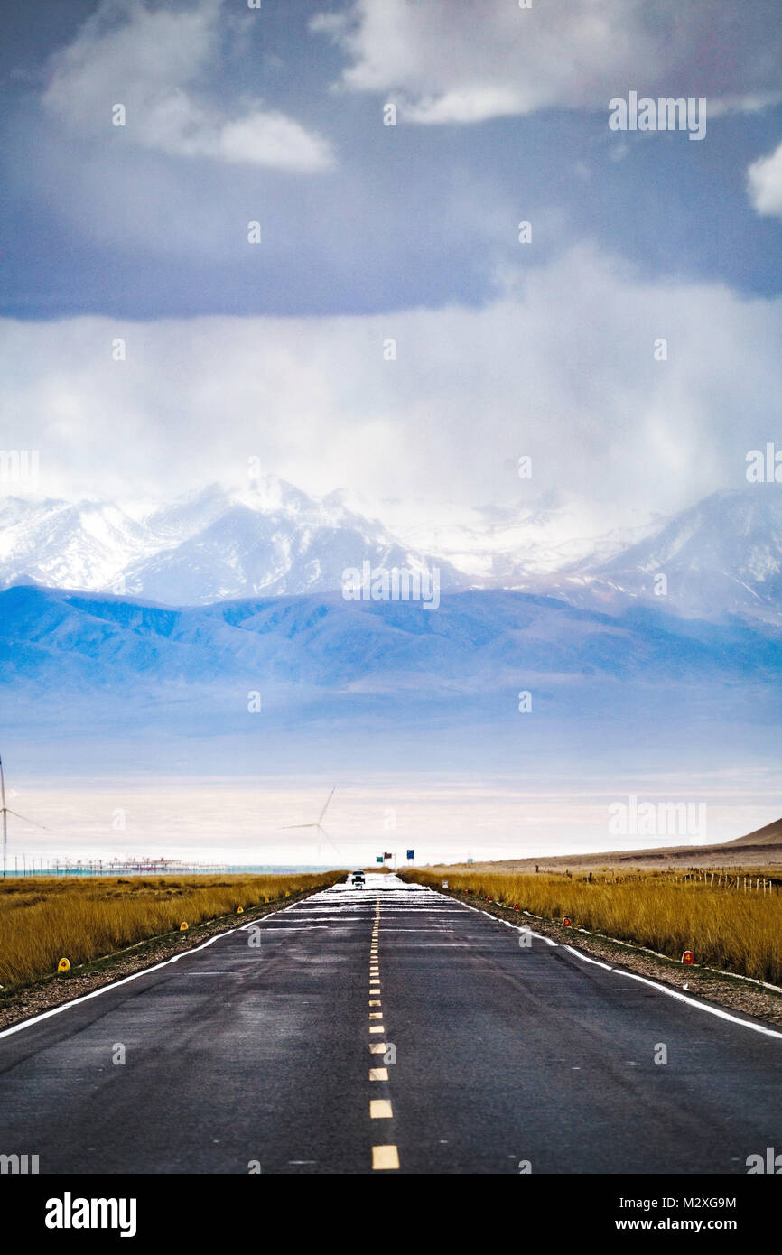 Qinghai Lake highway, Qinghai Province Stock Photo - Alamy