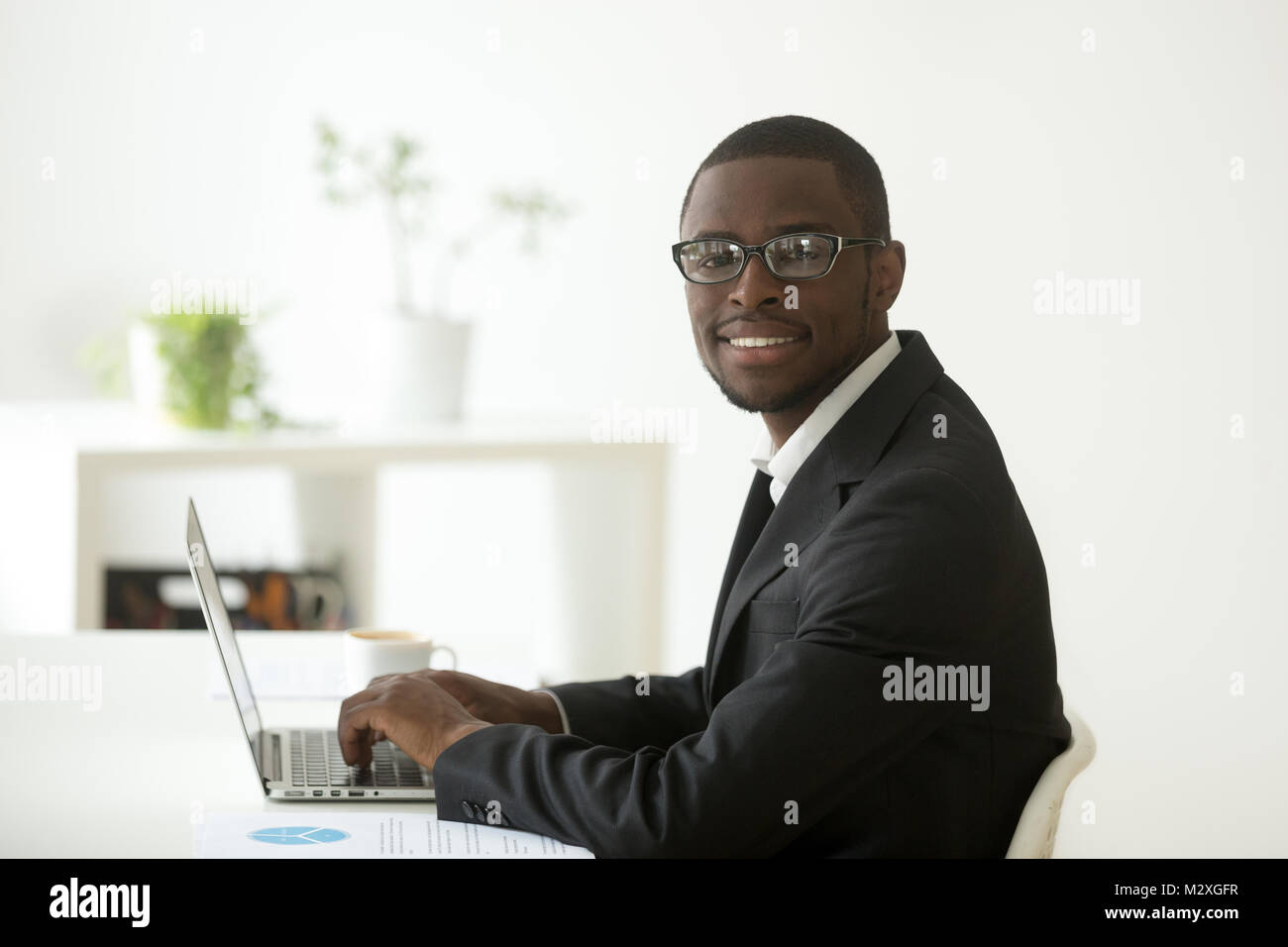 Black accountant hi-res stock photography and images - Alamy