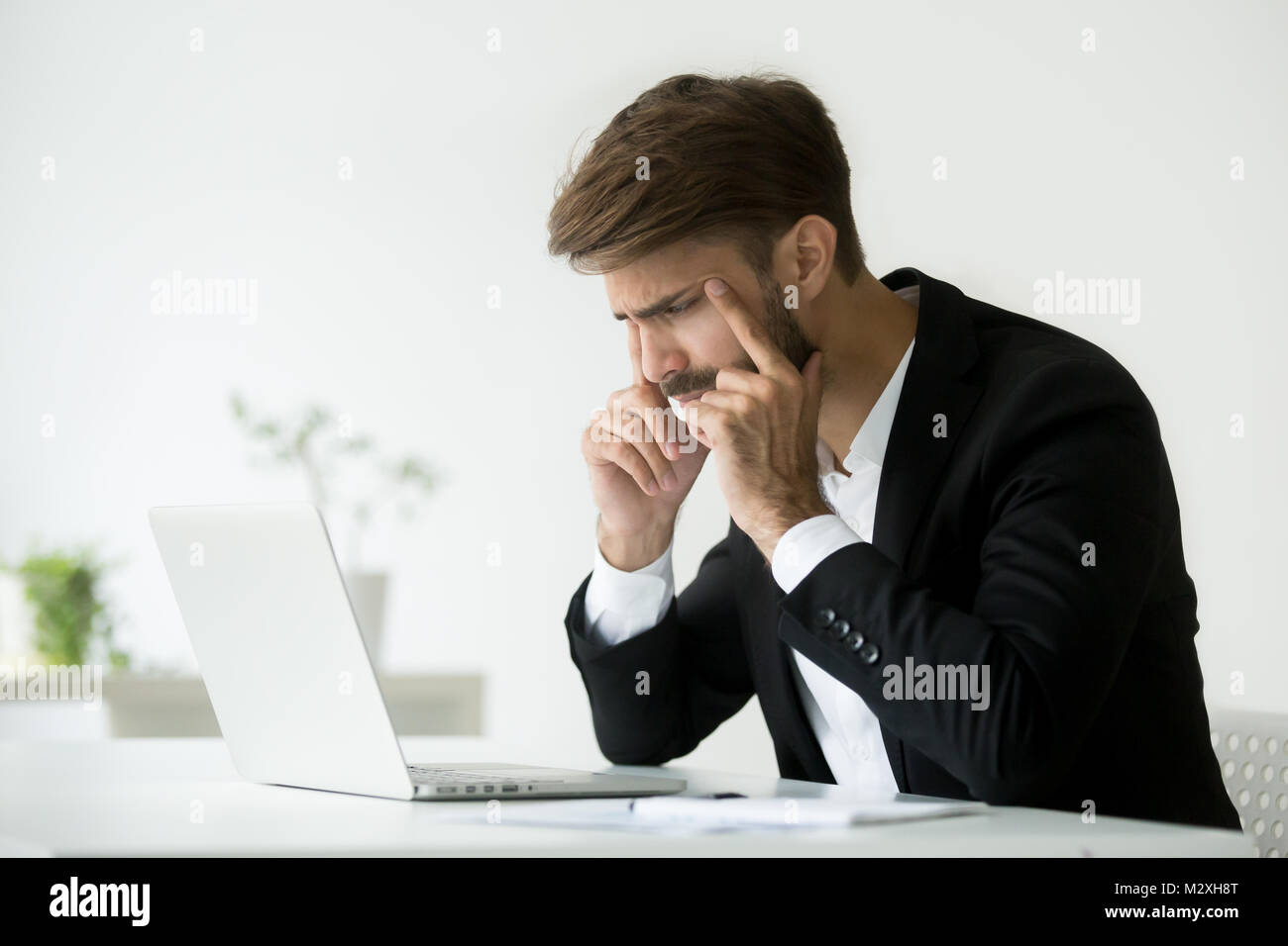 Squinting eyes hires stock photography and images Alamy