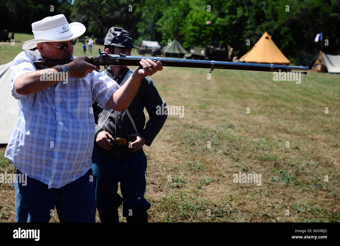 Soldier pouring gunpowder hires stock photography and images Alamy