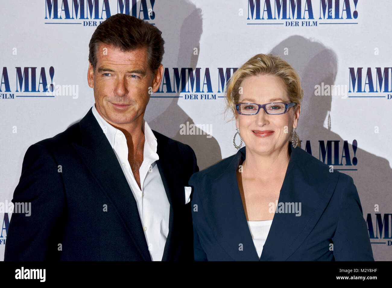 Pierce Brosnan & Meryl Streep beim Photo Call  'Mamma Mia -The Movie- im Berliner Hotel Adlon im kleinen Wintergarten Stock Photo