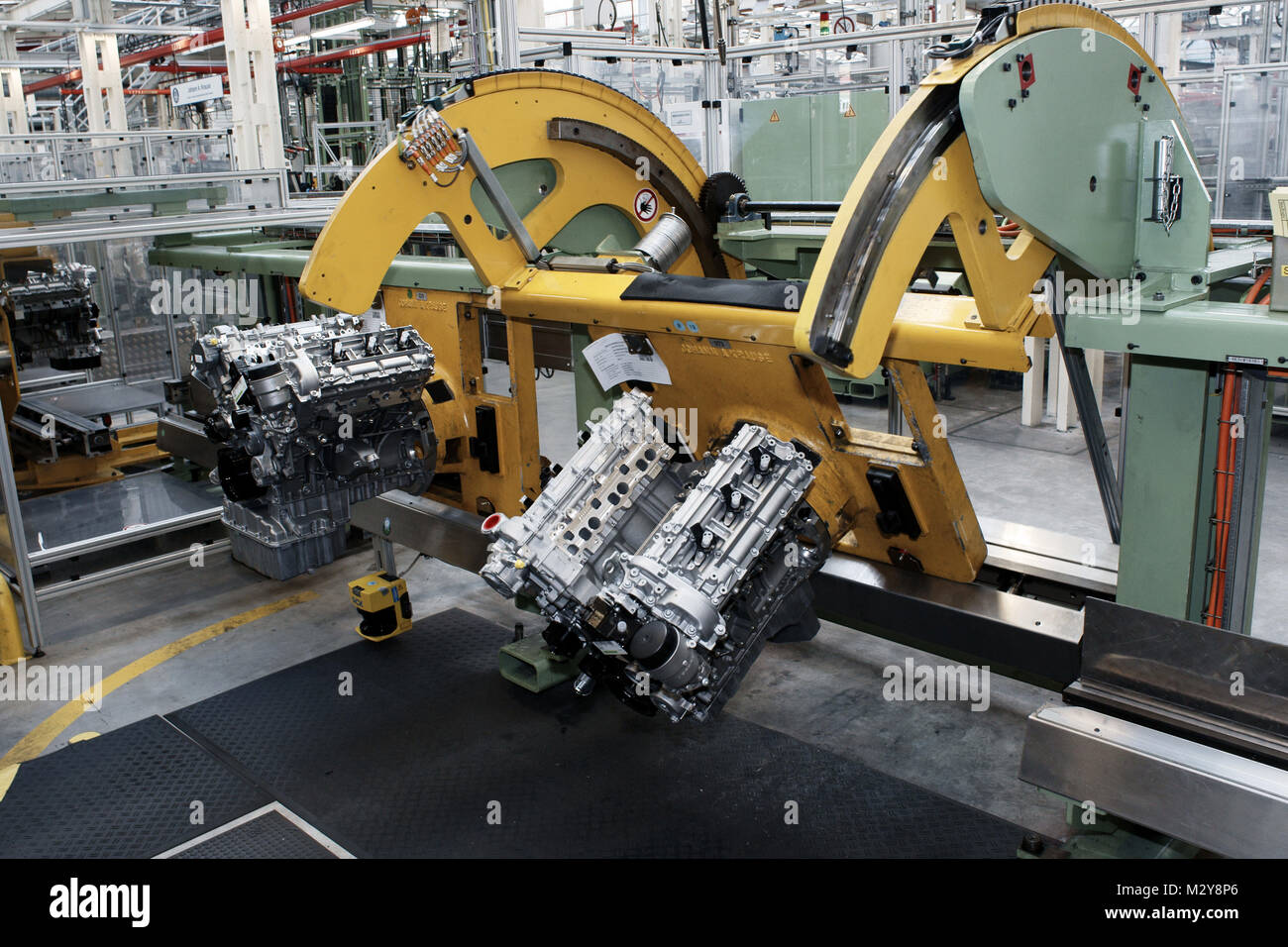 Dieselmotorenproduktion im Mercedes-Benz Werk Marienfelde, mit seiner 106jährigen Tradition ist das Mercedes-Benz Werk Berlin das älteste Motorenwerk der Daimler AG,V6,V8,Motorblock,Fertigungsstraße,Produktionsstraße Stock Photo