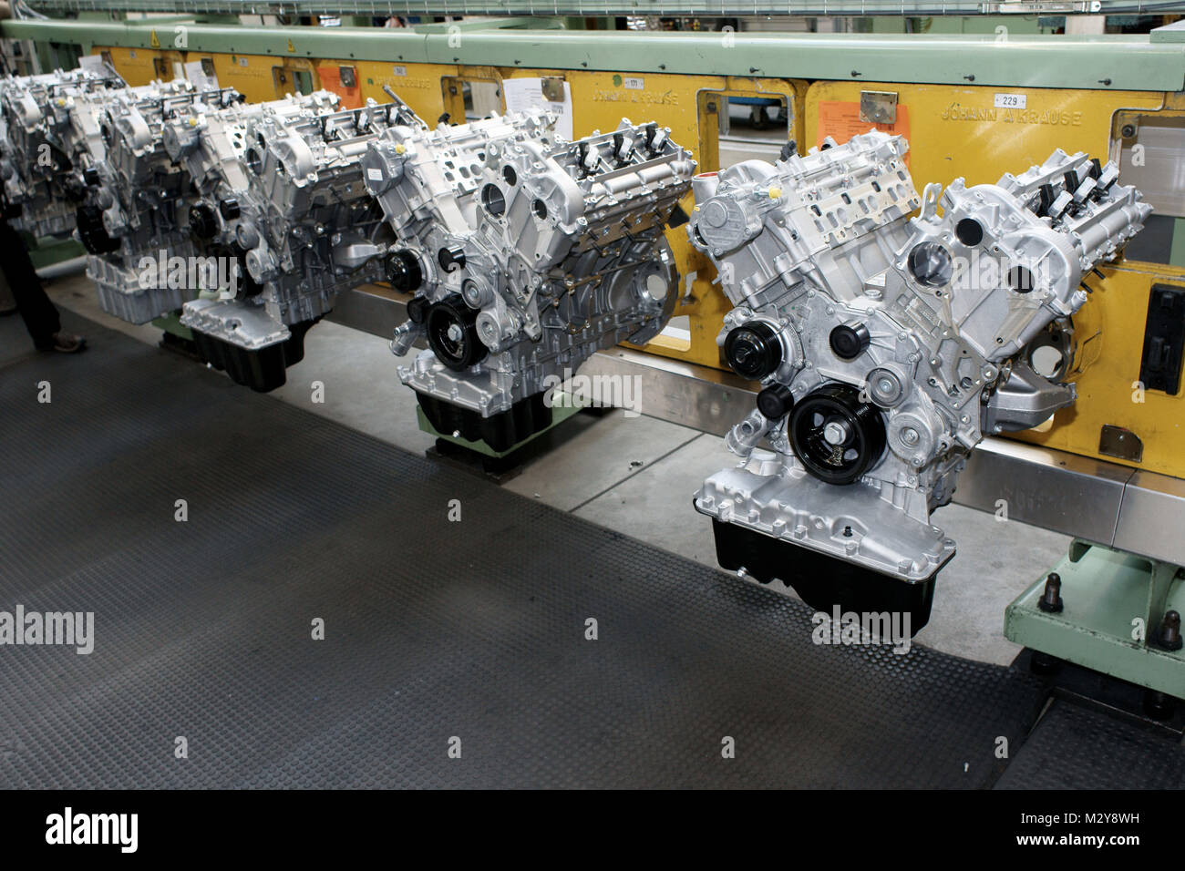 Dieselmotorenproduktion im Mercedes-Benz Werk Marienfelde, mit seiner 106jährigen Tradition ist das Mercedes-Benz Werk Berlin das älteste Motorenwerk der Daimler AG,V6,V8,Motorblock,Fertigungsstraße,Produktionsstraße Stock Photo