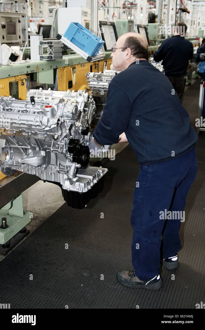 Dieselmotorenproduktion im Mercedes-Benz Werk Marienfelde, mit seiner 106jährigen Tradition ist das Mercedes-Benz Werk Berlin das älteste Motorenwerk der Daimler AG,V6,V8,Motorblock,Fertigungsstraße,Produktionsstraße Stock Photo