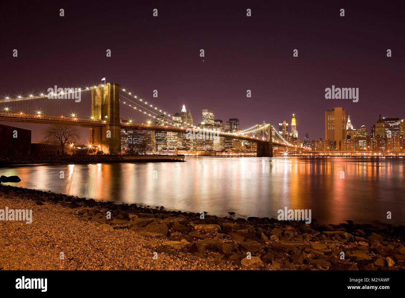 Brooklyn Bridge over the East River and downtown skyline, Manhattan ...