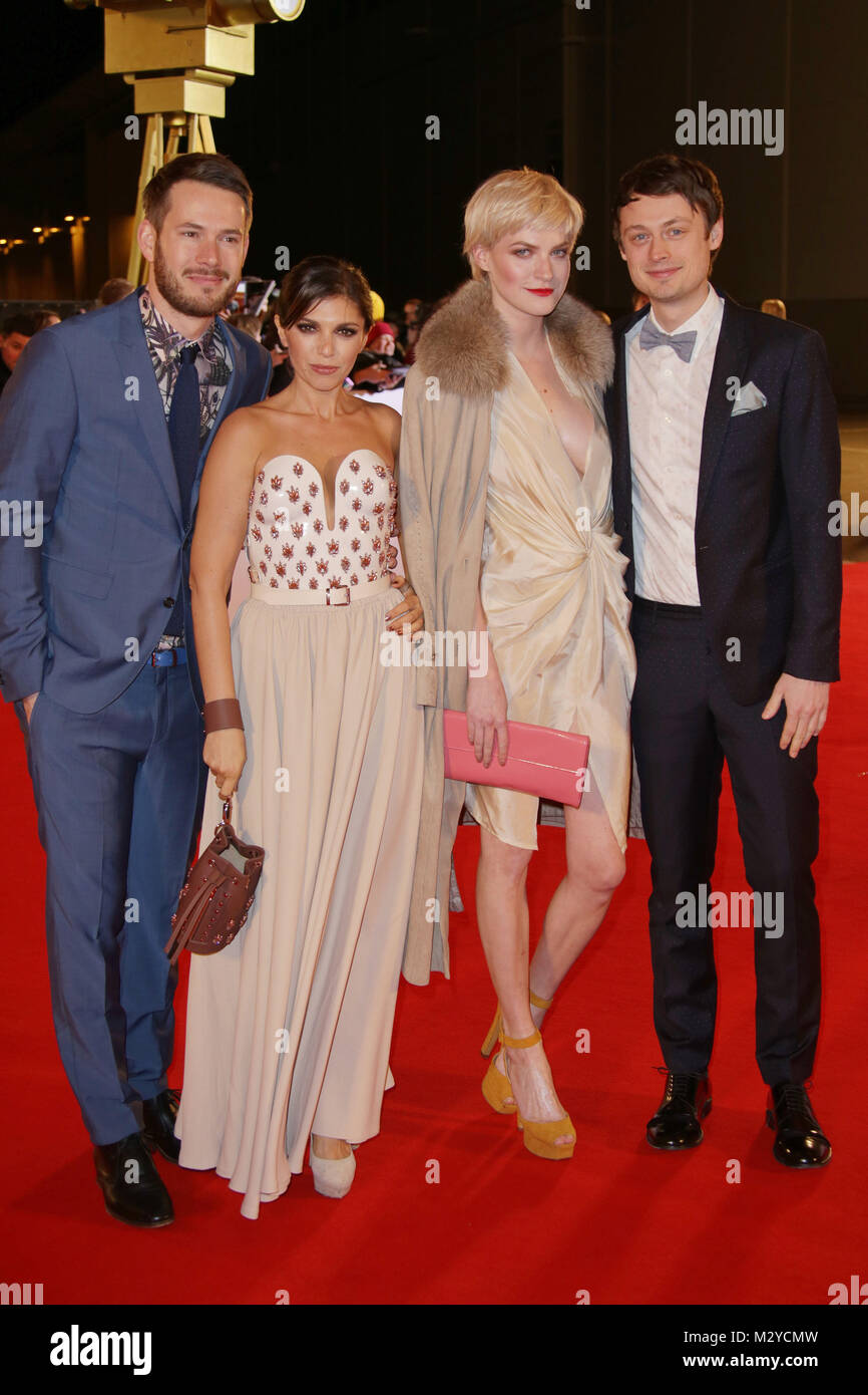 Johannes Strate mit Anna Angelina  Wolfers und  Jakob Sinn mit Begleitung (Revolverheld), Goldene Kamera 2016 in der Messe, Hamburg, 06.02.2016 Stock Photo