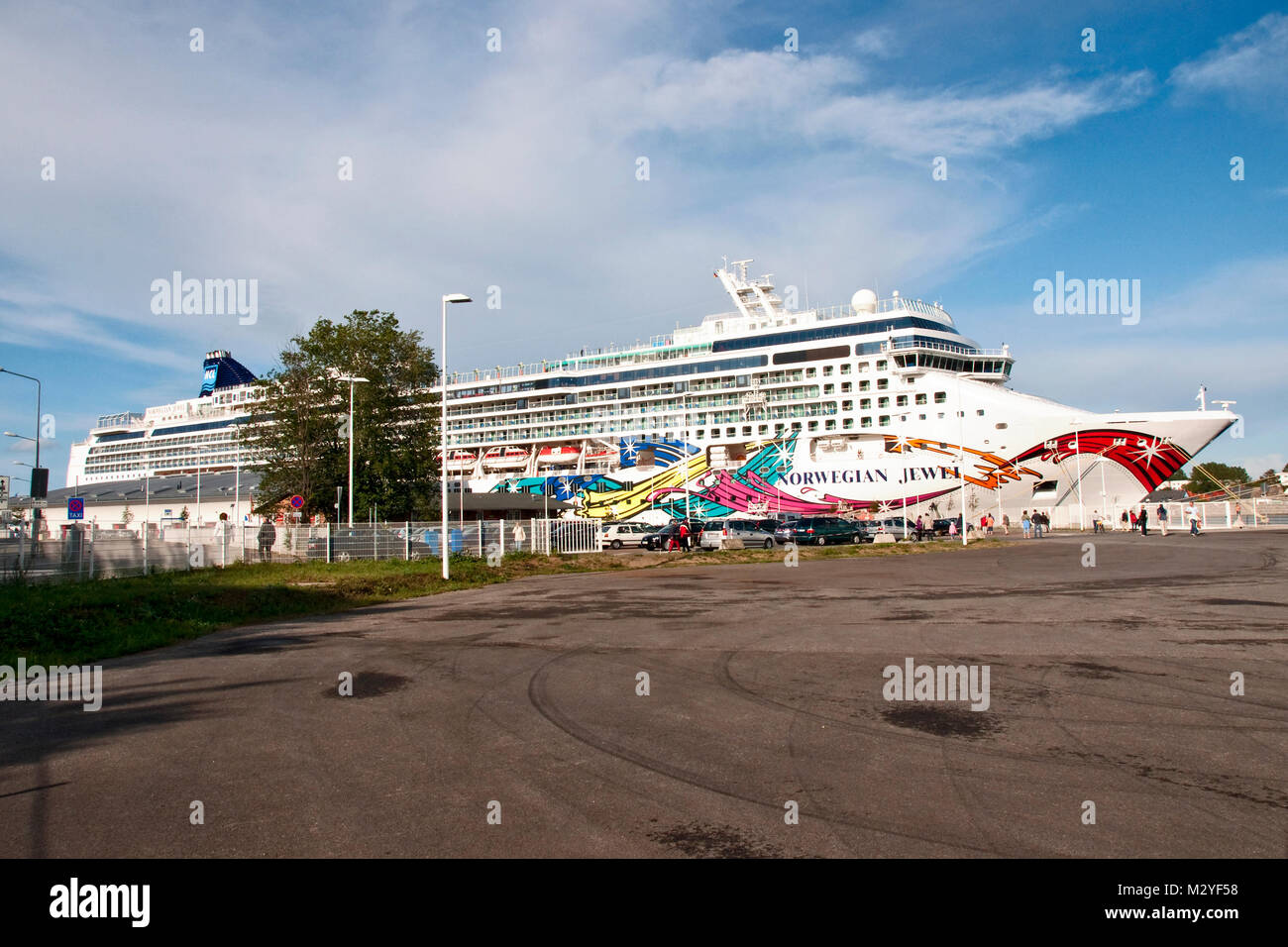 Die Norwegian Jewel ist ein bei der Meyer Werft GmbH in Papenburg, (Deutschland) gebautes Kreuzfahrtschiff der Panamax-Klasse und hat in Warnemünde an Pier 7 angelegt. Stock Photo
