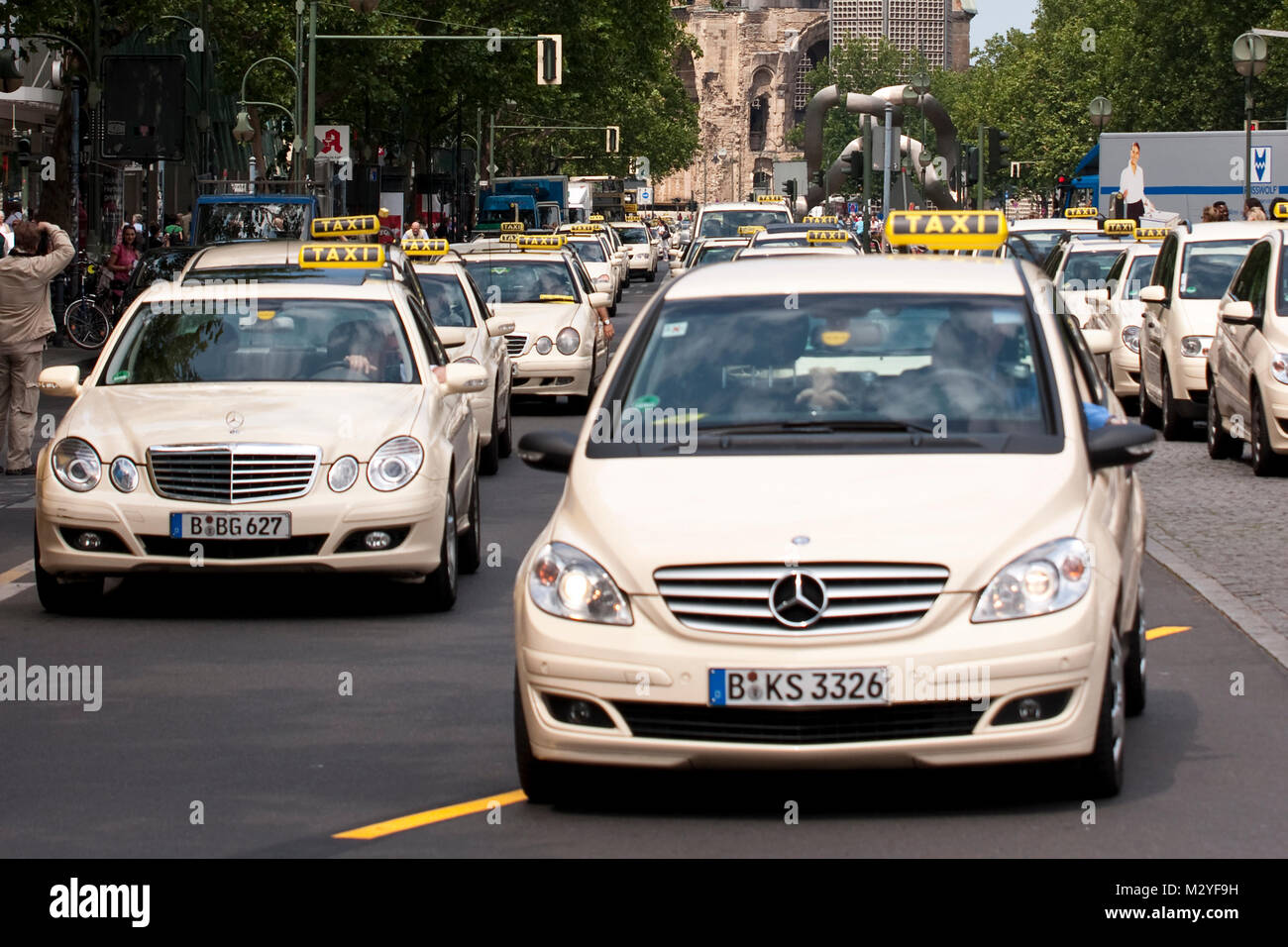 Taxifahrer Corso auf der Berliner Tauenzienstrasse höhe Wittenbergplatz gegen 50 Cent Flughafen-Zuschlag auf dem Weg vom Olympiastadion  zum Roten Rathaus. Stock Photo