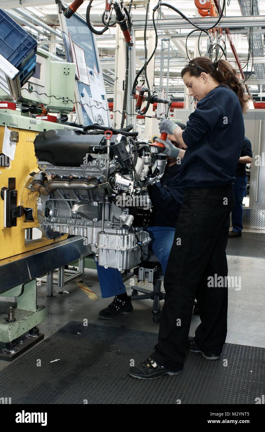 Dieselmotorenproduktion im Mercedes-Benz Werk Marienfelde, mit seiner 106jährigen Tradition ist das Mercedes-Benz Werk Berlin das älteste Motorenwerk der Daimler AG,V6,V8,Motorblock,Fertigungsstraße,Produktionsstraße Stock Photo