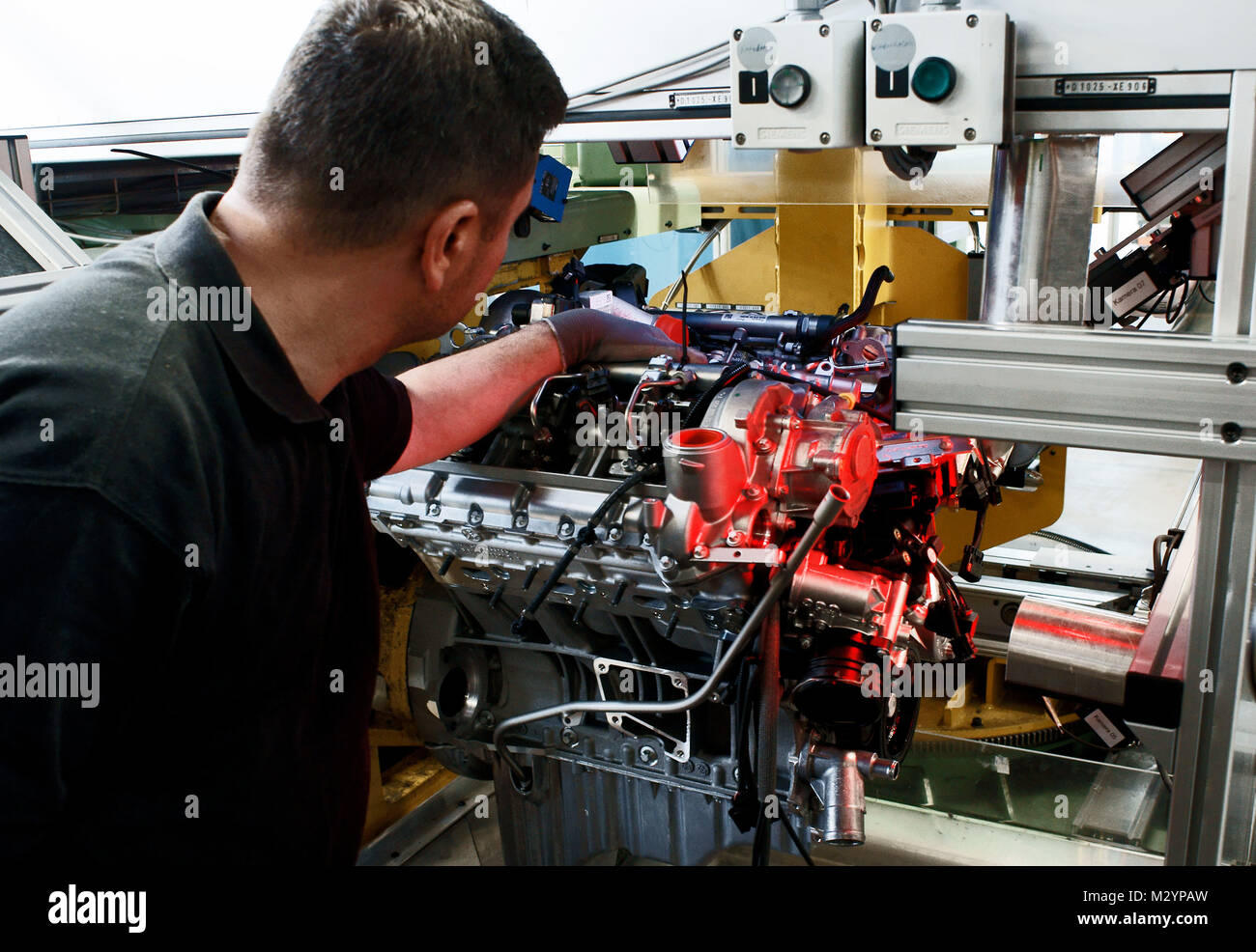 Dieselmotorenproduktion im Mercedes-Benz Werk Marienfelde, mit seiner 106jährigen Tradition ist das Mercedes-Benz Werk Berlin das älteste Motorenwerk der Daimler AG,V6,V8,Motorblock,Fertigungsstraße,Produktionsstraße Stock Photo