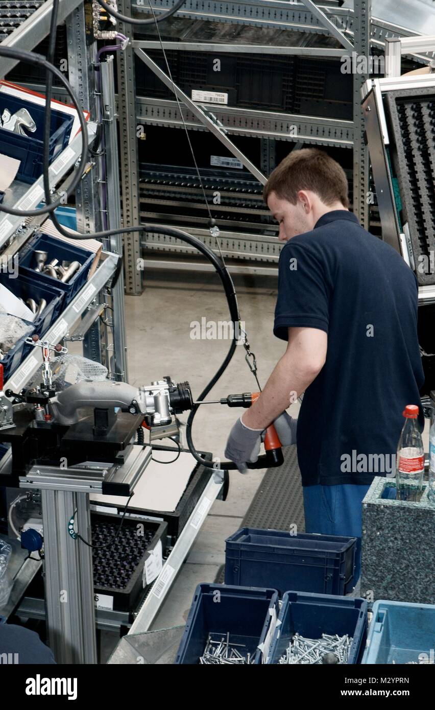 Dieselmotorenproduktion im Mercedes-Benz Werk Marienfelde, mit seiner 106jährigen Tradition ist das Mercedes-Benz Werk Berlin das älteste Motorenwerk der Daimler AG,V6,V8,Motorblock,Fertigungsstraße,Produktionsstraße Stock Photo