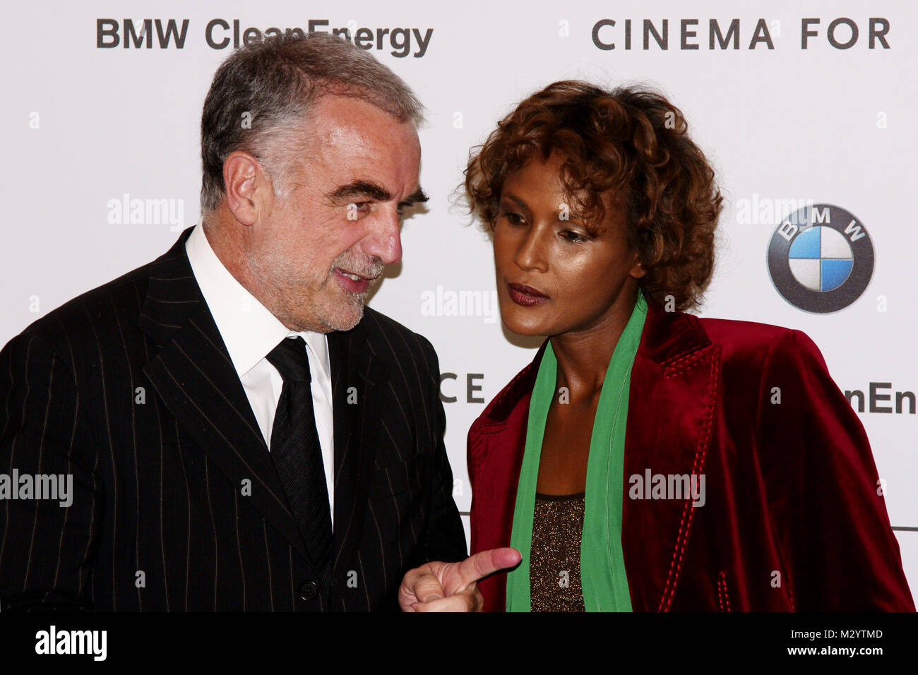 Luis Moreno Ocampo, Waris Dirie, bei der Pressekonferenz "Cinema for Peace" im Berliner Adlon Stock Photo