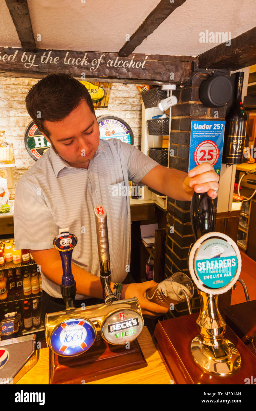 England, Hampshire, Stockbridge, The Mayfly Pub, Barman Pouring Beer Stock Photo