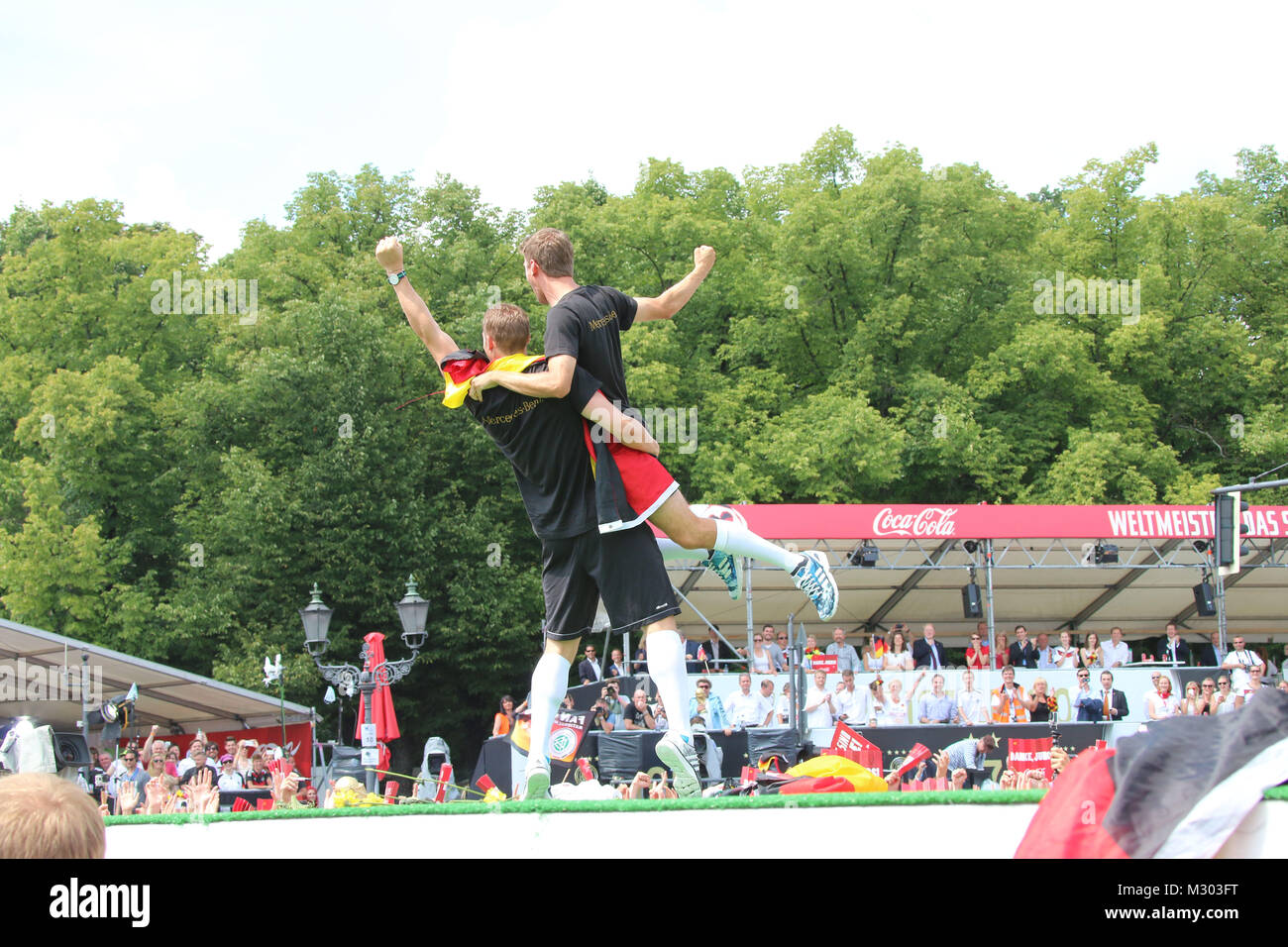 Manuel Neuer und Thomas Mueller, Empfang der deutschen Fussballmannschaft nach dem Gewinn des Weltmeistertitels auf der Fanmeile in Berlin, Berlin, 15.07.2014 Stock Photo