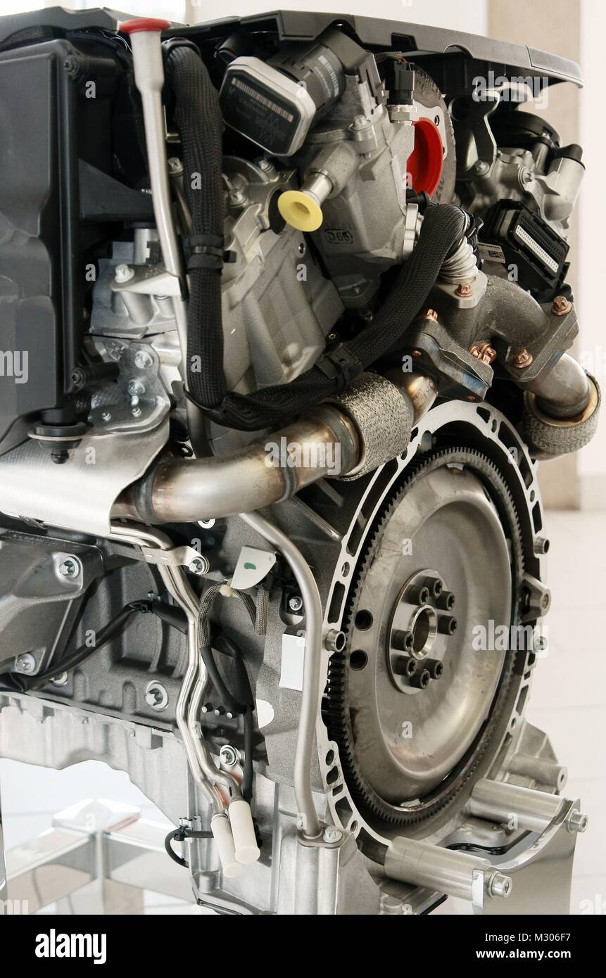 Dieselmotorenproduktion im Mercedes-Benz Werk Marienfelde, mit seiner 106jährigen Tradition ist das Mercedes-Benz Werk Berlin das älteste Motorenwerk der Daimler AG,V6,V8,Motorblock,Fertigungsstraße,Produktionsstraße Stock Photo