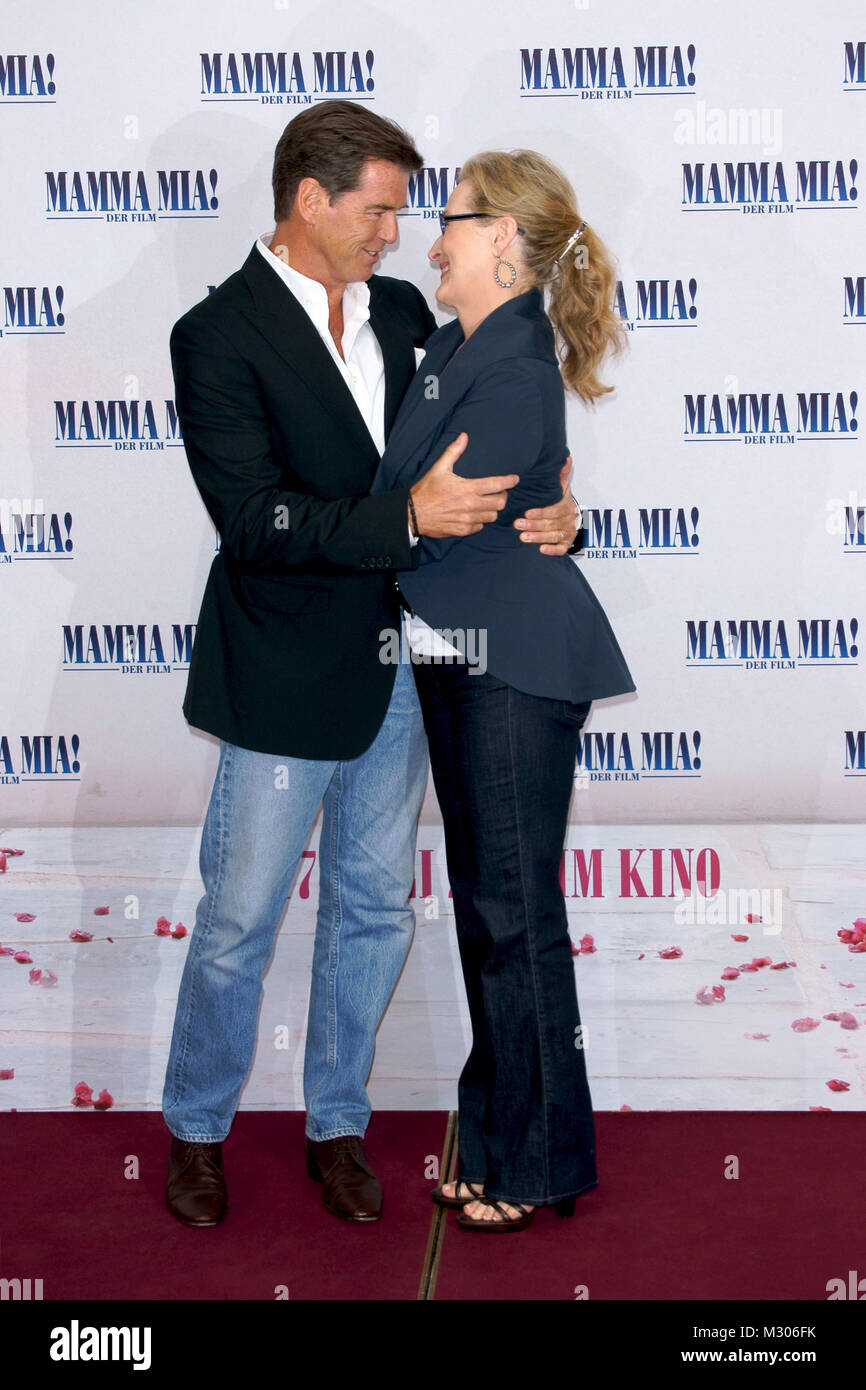 Pierce Brosnan & Mary Louise Streep beim Photo Call  'Mamma Mia -The Movie- im Berliner Hotel Adlon im kleinen Wintergarten Stock Photo