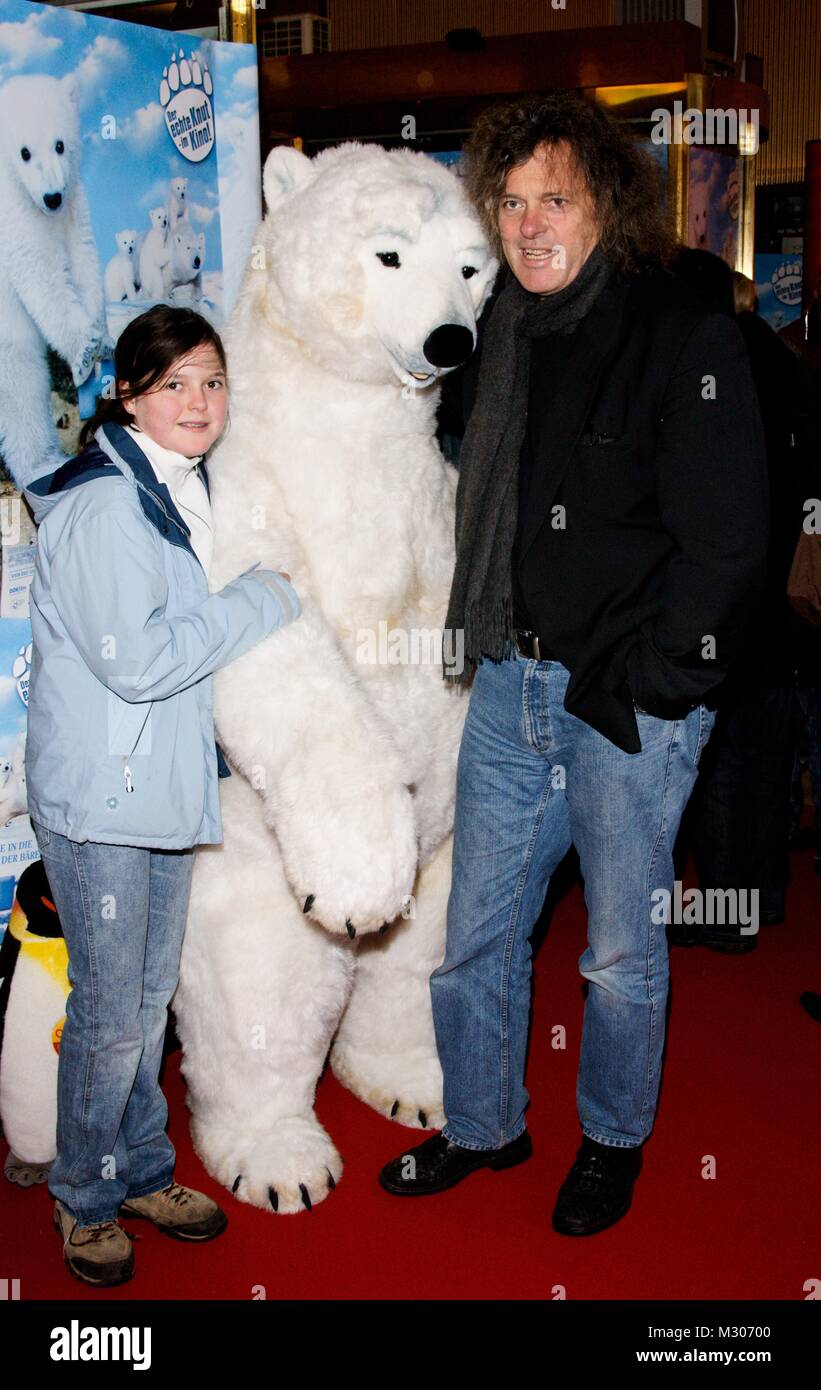 Friedhelm Schatz mit Kind bei der Welt Premiere "Knut und seine Freunde" im UCI Kinowelt Zoo-Palast, Berlin Stock Photo