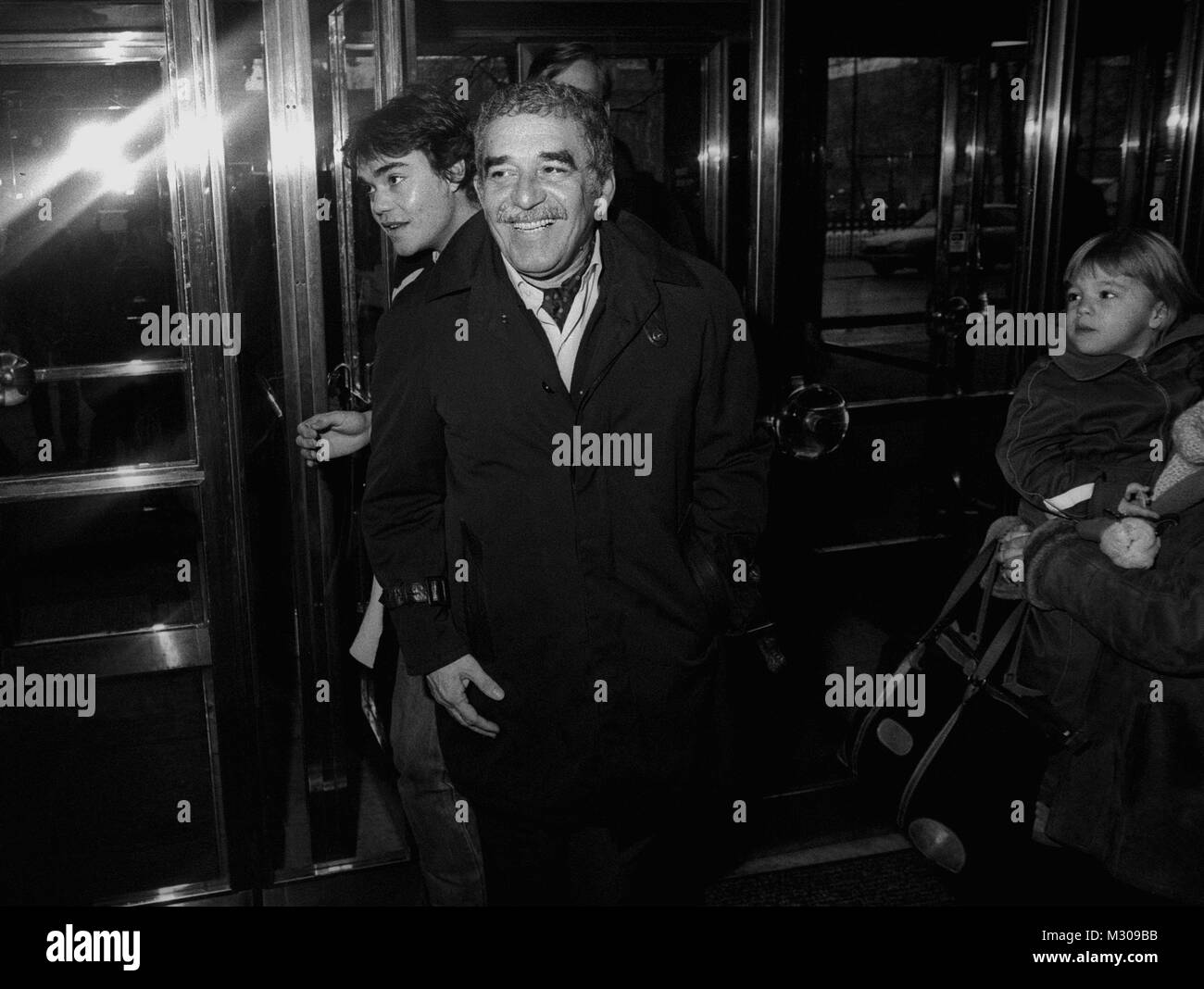 GABRIEL GARCIA MARQUEZ Nobel prize winner arriving to The Stockholm City Theater for a Nobel event 1982 Stock Photo