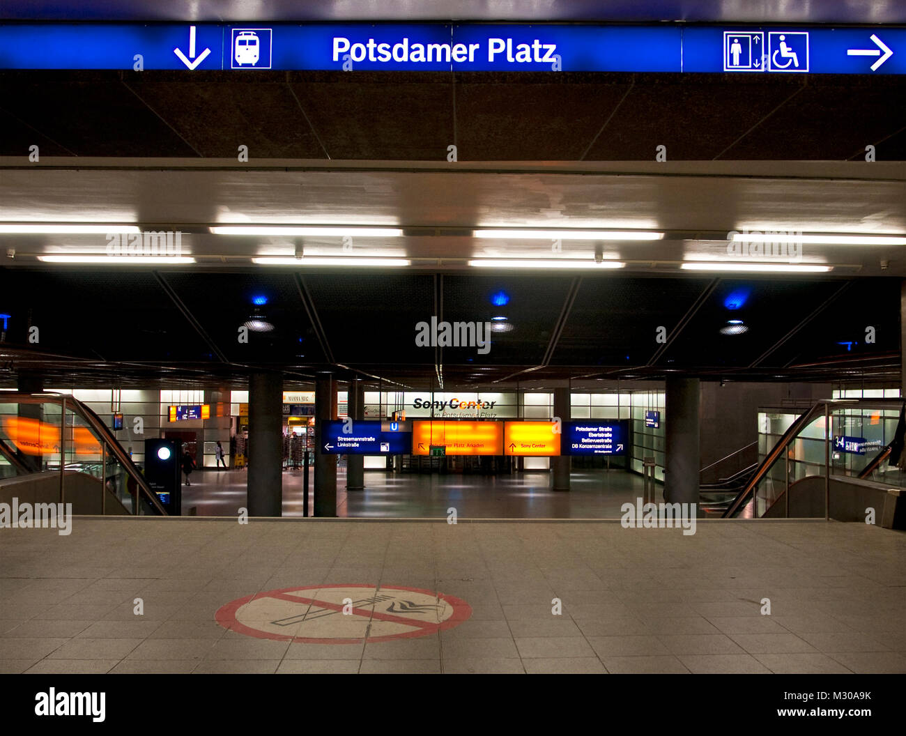 Zugang zur S-Bahn Potsdamer Platz Stock Photo