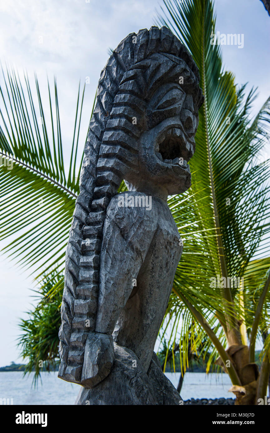 Wooden statue in puuhonua o honaunau national historical park hires stock photography and