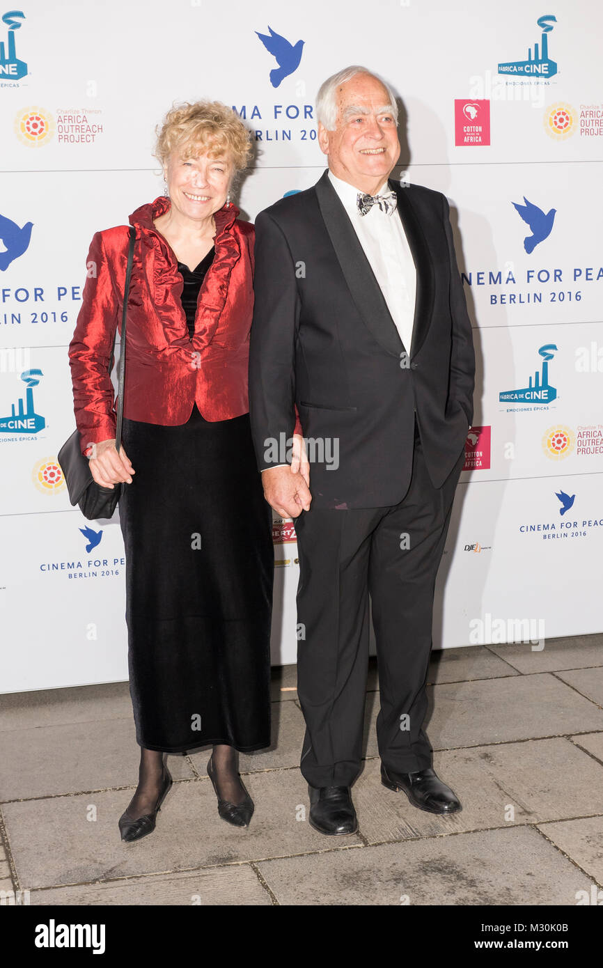 Gesine Schwan und Peter Eigen auf dem Vorplatz des  Konzerthaus zur Cinema for Peace Gala 2016 am Gendarmenmarkt, 10117 Berlin Stock Photo