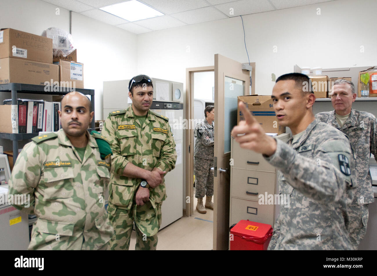 Kuwait National Guard Officers visit Combat Lifesaver Course by 807MCDS